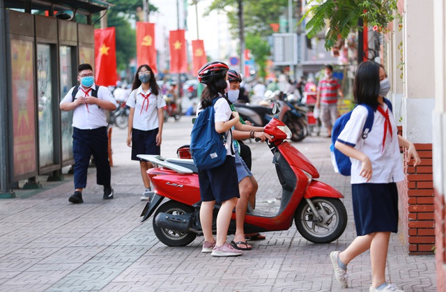  Học sinh TP.HCM ngồi học bàn tròn, đối diện nhau ở 2 đầu bàn để phòng Covid-19 - Ảnh 1.