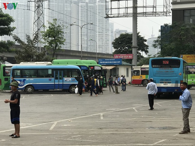 Ảnh: Xe buýt, xe khách liên tỉnh ở Hà Nội vẫn đìu hiu dù hết cách ly xã hội - Ảnh 11.