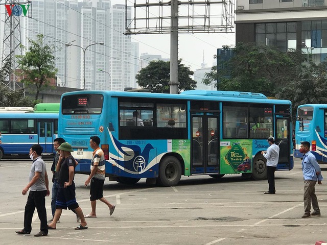 Ảnh: Xe buýt, xe khách liên tỉnh ở Hà Nội vẫn đìu hiu dù hết cách ly xã hội - Ảnh 12.