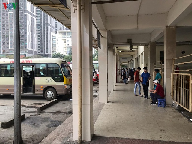 Ảnh: Xe buýt, xe khách liên tỉnh ở Hà Nội vẫn đìu hiu dù hết cách ly xã hội - Ảnh 4.