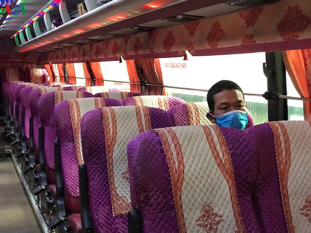 Ảnh: Xe buýt, xe khách liên tỉnh ở Hà Nội vẫn đìu hiu dù hết cách ly xã hội - Ảnh 7.
