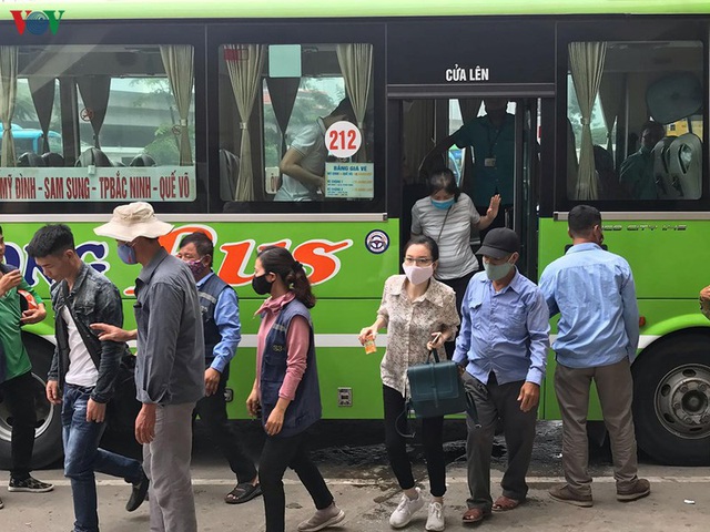 Ảnh: Xe buýt, xe khách liên tỉnh ở Hà Nội vẫn đìu hiu dù hết cách ly xã hội - Ảnh 8.