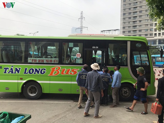Ảnh: Xe buýt, xe khách liên tỉnh ở Hà Nội vẫn đìu hiu dù hết cách ly xã hội - Ảnh 9.