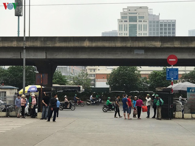 Ảnh: Xe buýt, xe khách liên tỉnh ở Hà Nội vẫn đìu hiu dù hết cách ly xã hội - Ảnh 10.