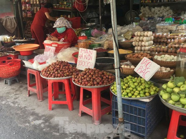 Mận Hà Nội vào Sài Gòn, giá loạn cào cào - Ảnh 1.