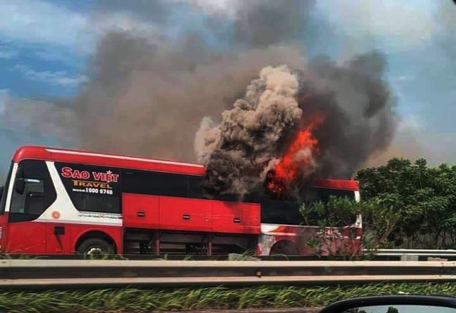 Kinh hoàng xe giường nằm bốc cháy trơ khung trên cao tốc Nội Bài – Lào Cai - Ảnh 2.