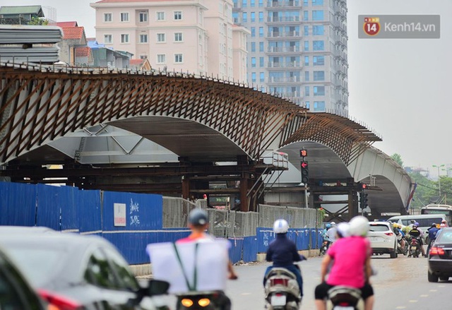 Cận cảnh cầu vượt dầm thép nối liền 3 quận nội thành Hà Nội đang gấp rút thi công - Ảnh 13.
