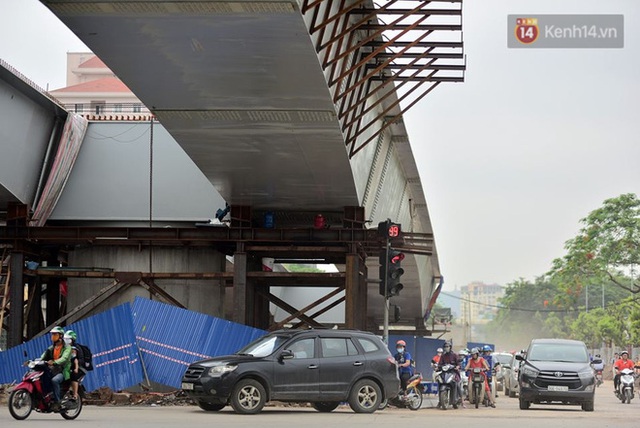 Cận cảnh cầu vượt dầm thép nối liền 3 quận nội thành Hà Nội đang gấp rút thi công - Ảnh 14.