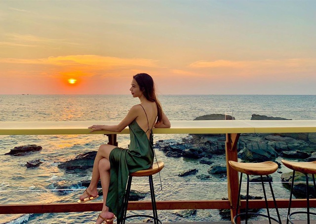 Nếu đến Phú Quốc, đừng bỏ qua 8 quán cà phê view biển sang chảnh này: Nơi hoàn hảo để ngắm hoàng hôn, lên hình đẹp đến ngỡ ngàng - Ảnh 16.