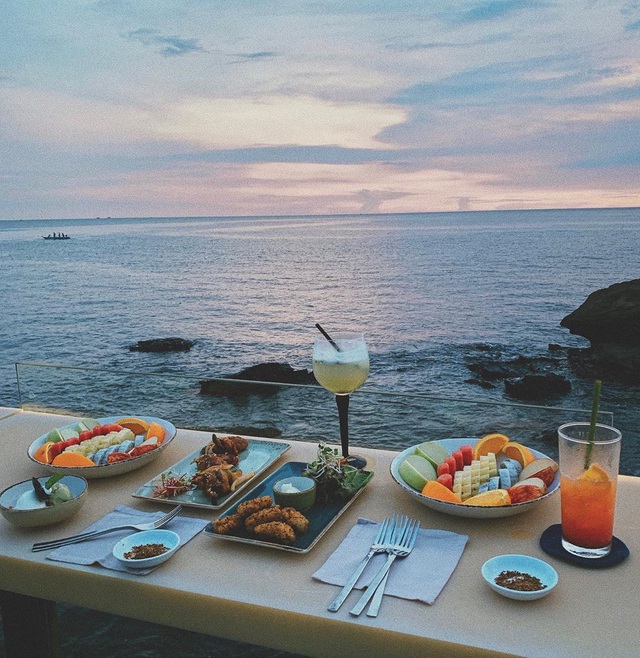 Nếu đến Phú Quốc, đừng bỏ qua 8 quán cà phê view biển sang chảnh này: Nơi hoàn hảo để ngắm hoàng hôn, lên hình đẹp đến ngỡ ngàng - Ảnh 17.