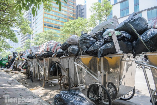 Xe vào bãi rác Nam Sơn bị chặn, phố phường Hà Nội ngập trong biển rác - Ảnh 4.