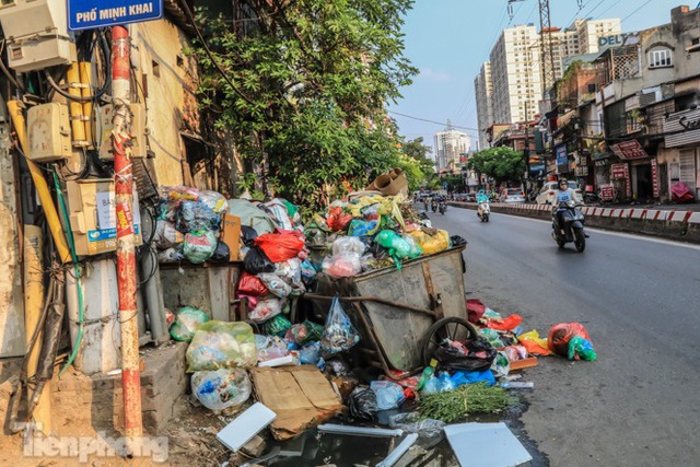 Xe vào bãi rác Nam Sơn bị chặn, phố phường Hà Nội ngập trong biển rác - Ảnh 10.