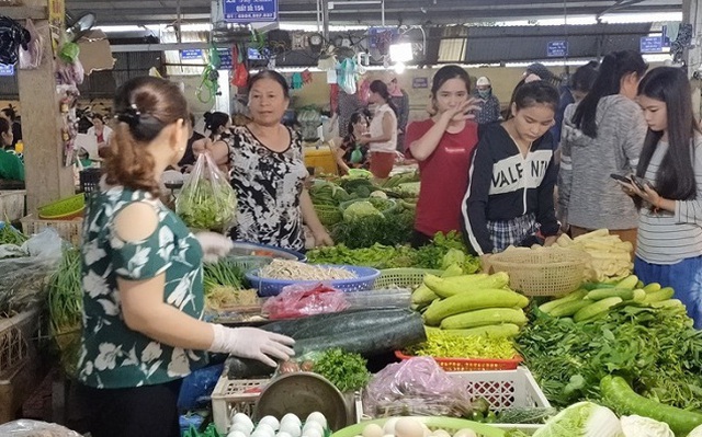 Nắng nóng kỷ lục: Rau xanh, cua đồng tăng giá vùn vụt