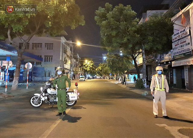 Clip, ảnh: Binh chủng hóa học tiêu độc đường phố và 2 bệnh viện có ca nhiễm Covid-19 ở Đà Nẵng - Ảnh 2.