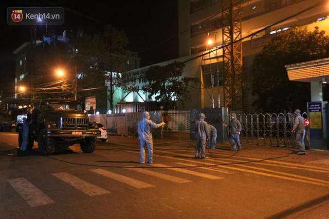 Clip, ảnh: Binh chủng hóa học tiêu độc đường phố và 2 bệnh viện có ca nhiễm Covid-19 ở Đà Nẵng - Ảnh 3.