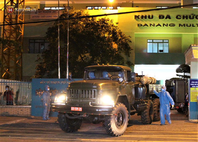 Clip, ảnh: Binh chủng hóa học tiêu độc đường phố và 2 bệnh viện có ca nhiễm Covid-19 ở Đà Nẵng - Ảnh 4.
