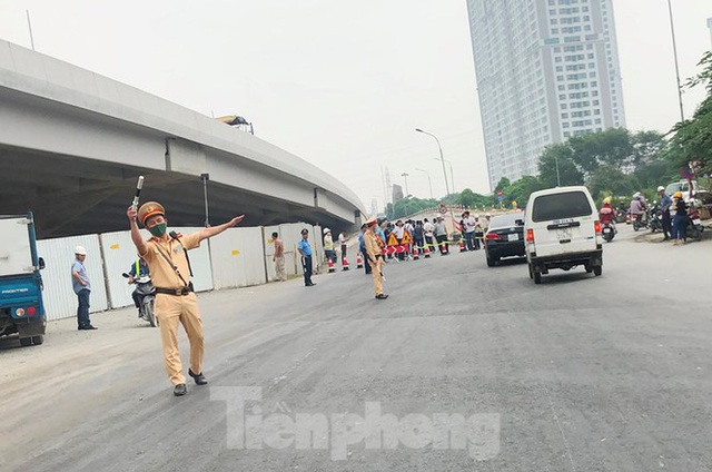 Ùn tắc kéo dài trong ngày đầu đóng cầu Thăng Long - Ảnh 2.