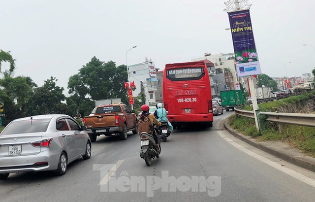 Ùn tắc kéo dài trong ngày đầu đóng cầu Thăng Long - Ảnh 6.