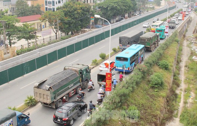 Ùn tắc kéo dài trong ngày đầu đóng cầu Thăng Long - Ảnh 10.