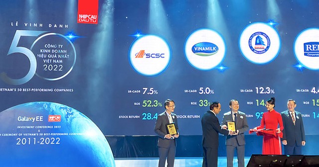 Ông Lê Thành Liêm – Giám đốc điều hành Tài chính của Vinamilk đại diện nhận giải thưởng “50 Công ty kinh doanh hiệu quả nhất Việt Nam 2022"