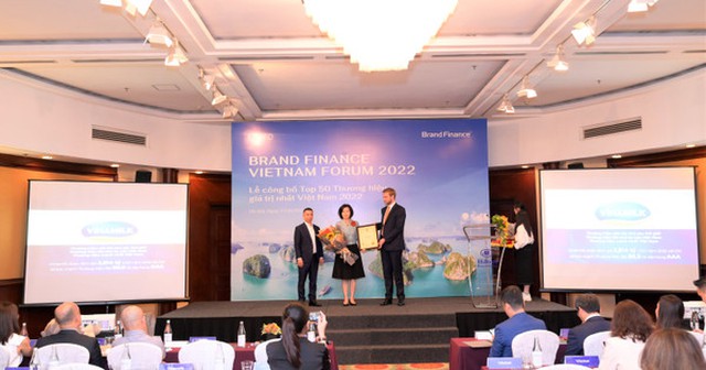 Đại diện Brand Finance trao chứng nhận “Vinamilk - Thương hiệu sữa lớn thứ 6 thế giới” cho Bà Bùi Thị Hương – Giám đốc Điều hành Vinamilk