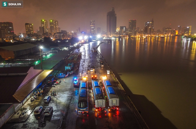  Xe cảnh sát xuyên đêm dẫn 3 toa tàu metro về depot Long Bình, trăm người Sài Gòn tò mò theo dõi - Ảnh 1.