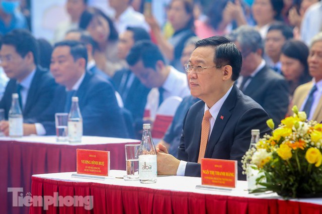 Bí thư Thành ủy Hà Nội gắn biển công trình cải tạo, chỉnh trang hồ Hoàn Kiếm - Ảnh 1.