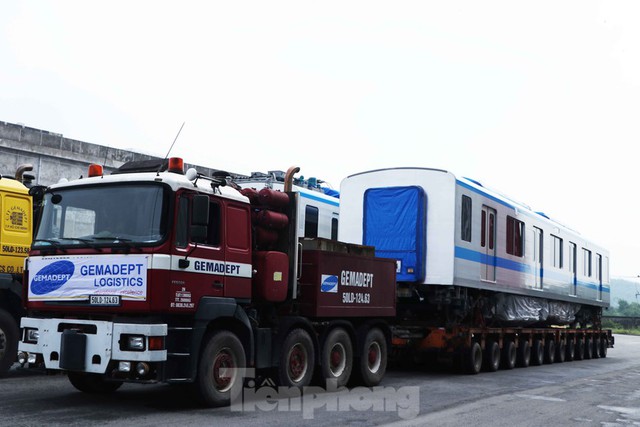 Cận cảnh toa tàu metro đầu tiên vào đường ray tại TP.HCM - Ảnh 2. Cận cảnh toa tàu metro đầu tiên vào đường ray tại TP.HCM - Ảnh 2.