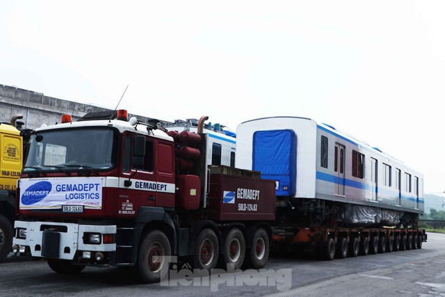 Cận cảnh toa tàu metro đầu tiên vào đường ray tại TP.HCM - Ảnh 2.