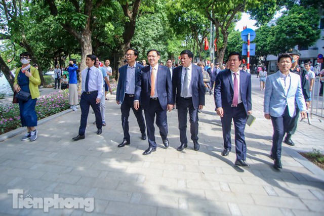 Bí thư Thành ủy Hà Nội gắn biển công trình cải tạo, chỉnh trang hồ Hoàn Kiếm - Ảnh 11.