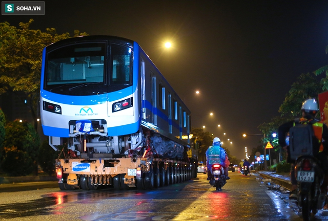 Xe cảnh sát xuyên đêm dẫn 3 toa tàu metro về depot Long Bình, trăm người Sài Gòn tò mò theo dõi - Ảnh 13.