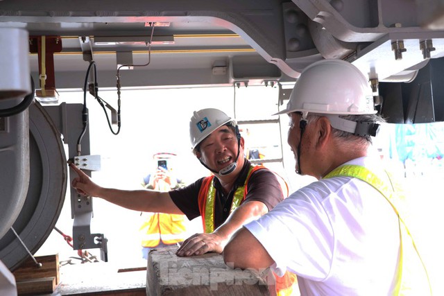 Cận cảnh toa tàu metro đầu tiên vào đường ray tại TP.HCM - Ảnh 3. Cận cảnh toa tàu metro đầu tiên vào đường ray tại TP.HCM - Ảnh 3.
