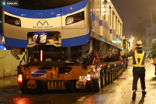  Xe cảnh sát xuyên đêm dẫn 3 toa tàu metro về depot Long Bình, trăm người Sài Gòn tò mò theo dõi - Ảnh 4.