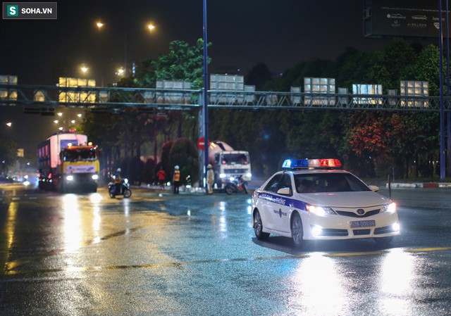 Xe cảnh sát xuyên đêm dẫn 3 toa tàu metro về depot Long Bình, trăm người Sài Gòn tò mò theo dõi - Ảnh 5.