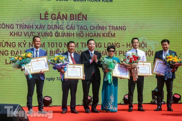 Bí thư Thành ủy Hà Nội gắn biển công trình cải tạo, chỉnh trang hồ Hoàn Kiếm - Ảnh 6.