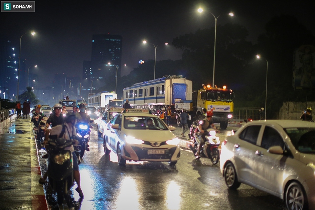  Xe cảnh sát xuyên đêm dẫn 3 toa tàu metro về depot Long Bình, trăm người Sài Gòn tò mò theo dõi - Ảnh 8.