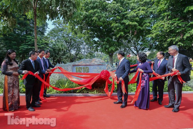 Bí thư Thành ủy Hà Nội gắn biển công trình cải tạo, chỉnh trang hồ Hoàn Kiếm - Ảnh 8.