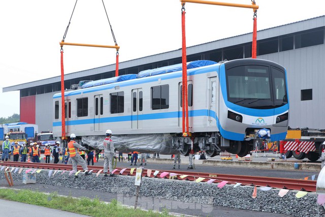 Cận cảnh toa tàu metro đầu tiên vào đường ray tại TP.HCM - Ảnh 8. Cận cảnh toa tàu metro đầu tiên vào đường ray tại TP.HCM - Ảnh 8.