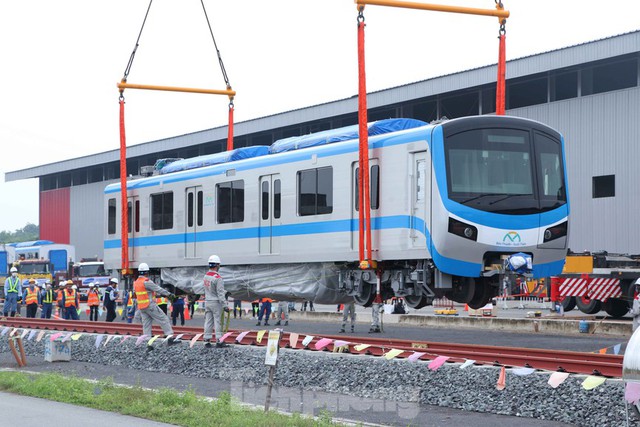 Cận cảnh toa tàu metro đầu tiên vào đường ray tại TP.HCM - Ảnh 8.