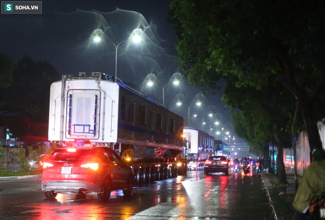  Xe cảnh sát xuyên đêm dẫn 3 toa tàu metro về depot Long Bình, trăm người Sài Gòn tò mò theo dõi - Ảnh 10.