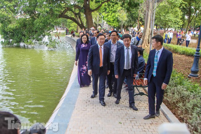 Bí thư Thành ủy Hà Nội gắn biển công trình cải tạo, chỉnh trang hồ Hoàn Kiếm - Ảnh 10.