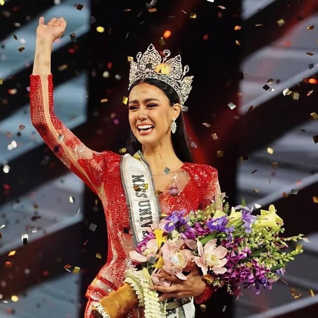 Tân Hoa hậu Hoàn vũ Thái Lan: Bông hồng lai nóng bỏng, học vấn đáng nể, vừa đăng quang đã được dự đoán là ứng cử viên sáng giá của Miss Universe - Ảnh 2.