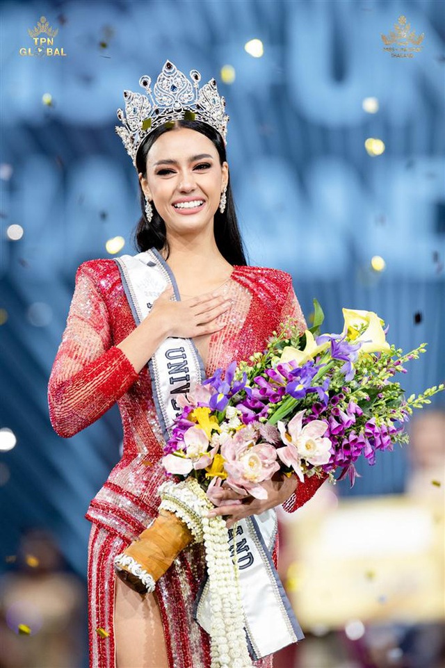 Tân Hoa hậu Hoàn vũ Thái Lan: Bông hồng lai nóng bỏng, học vấn đáng nể, vừa đăng quang đã được dự đoán là ứng cử viên sáng giá của Miss Universe - Ảnh 3.