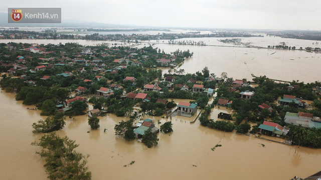 Chùm ảnh, video flycam: Cận cảnh lũ lịch sử nhấn chìm đường sá, ngập hàng ngàn ngôi nhà ở Quảng Bình - Ảnh 5.