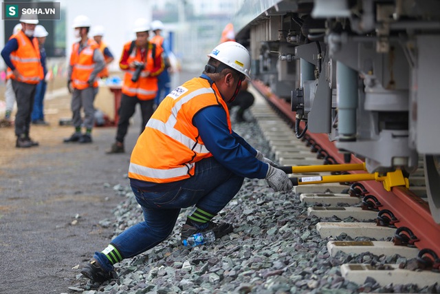  [Ảnh] 7 giờ lắp ráp tàu metro của hàng chục kĩ sư tại depot Long Bình - Ảnh 8.