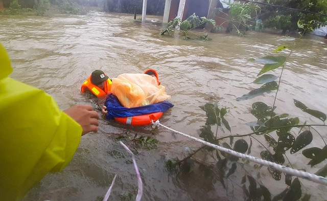  Quảng Nam vẫn chìm trong mưa lũ, đã có 6 người chết và mất tích  - Ảnh 1.