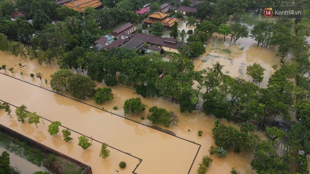 Chùm ảnh flycam: Trung tâm thành phố Huế ngập nặng do mưa lũ kéo dài, nước tiến sát mép cầu Trường Tiền - Ảnh 4.