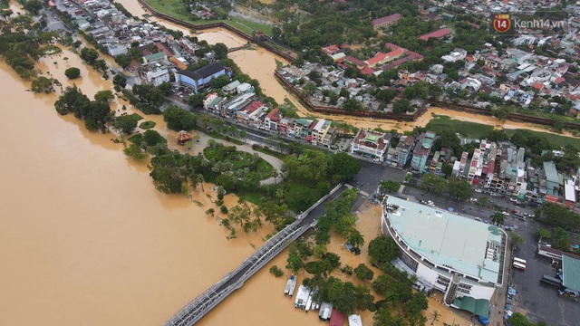 Chùm ảnh flycam: Trung tâm thành phố Huế ngập nặng do mưa lũ kéo dài, nước tiến sát mép cầu Trường Tiền - Ảnh 9.