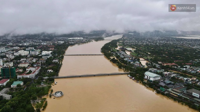 Chùm ảnh flycam: Trung tâm thành phố Huế ngập nặng do mưa lũ kéo dài, nước tiến sát mép cầu Trường Tiền - Ảnh 10.