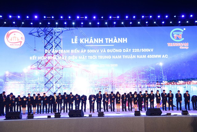 Lễ khánh thành dự án điện mặt trời lớn nhất Việt Nam giữa trời mưa tầm tã và lời xin lỗi của CEO Tập đoàn Trung Nam - Ảnh 1.
